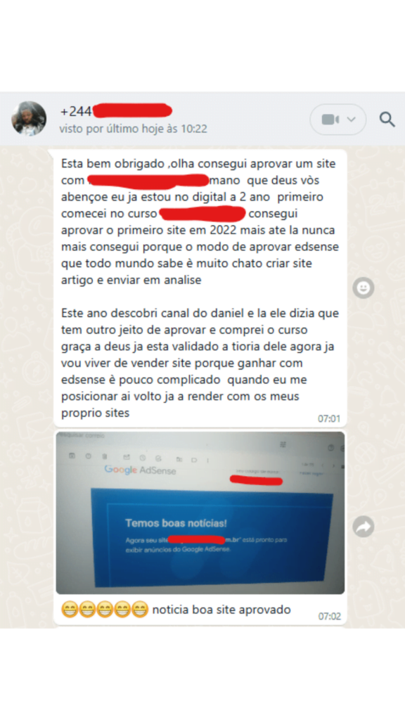 Aluno mostrando o aviso de site aprovado no Google AdSense